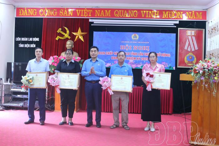 Phó Chủ tịch Ủy ban Mặt trận Tổ quốc Việt Nam tỉnh, Chủ tịch LĐLĐ tỉnh Tẩn Minh Long tặng Bằng khen cho cá nhân, tập thể có thành tích xuất sắc trong phong trào thi đua Lao động giỏi, xây dựng tổ chức công đoàn vững mạnh năm 2025.
