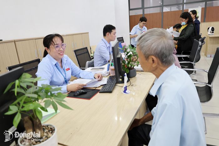 Cán bộ Trung tâm Phục vụ hành chính công thành phố Đồng Nai luôn nêu cao tinh thần trách nhiệm trong giải quyết thủ tục hành chính cho người dân.