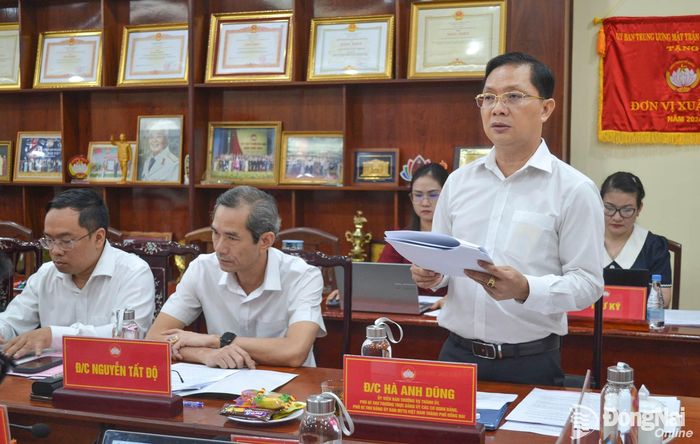 Ủy viên Ban Thường vụ Thành ủy, Phó Bí thư Đảng ủy, Phó Chủ tịch Thường trực Ủy ban MTTQ Việt Nam thành phố Hà Anh Dũng thông qua kết quả đạt được 6 tháng đầu năm của Đảng ủy Ủy ban MTTQ thành phố. Ảnh: Phương Hằng