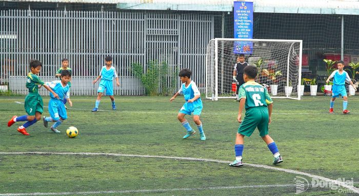 Những pha tranh chấp bóng quyết liệt, hấp dẫn giữa 2 đội bóng Tân Triều và Biên Hòa. Ảnh: An Nhơn