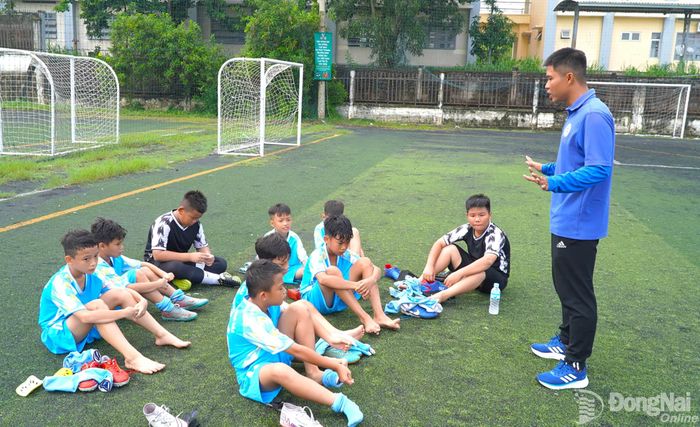 Đại diện Ban huấn luyện Đội U.11 phường Biên Hòa khích lệ, động viên kịp thời các cầu thủ nhí sau trận thua 1-3 với Đội U.11 phường Tân Triều. Ảnh: An Nhơn