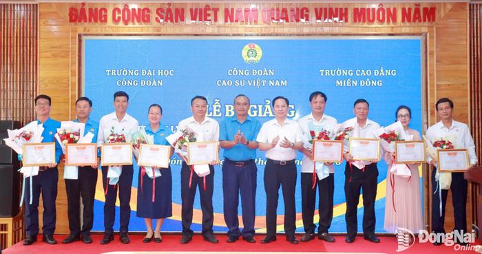 PGS.TS. Lê Mạnh Hùng - Hiệu trưởng Trường Đại học Công và đồng chí Lê Văn Thủy, Phó Chủ tịch Công đoàn Cao su Việt Nam trao giấy khen cho các học viên xuất sắc. Ảnh: Thu Hà - Duy Khánh