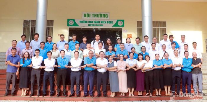 Đại biểu chụp hình lưu niệm cùng học viên. Ảnh: Thu Hà - Duy Khánh