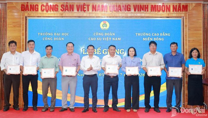 TS. Bùi Đình Ninh, Bí thư Đảng ủy, Hiệu trưởng Trường Cao đẳng Miền Đông trao giấy chứng nhận cho các học viên. Ảnh: Thu Hà - Duy Khánh