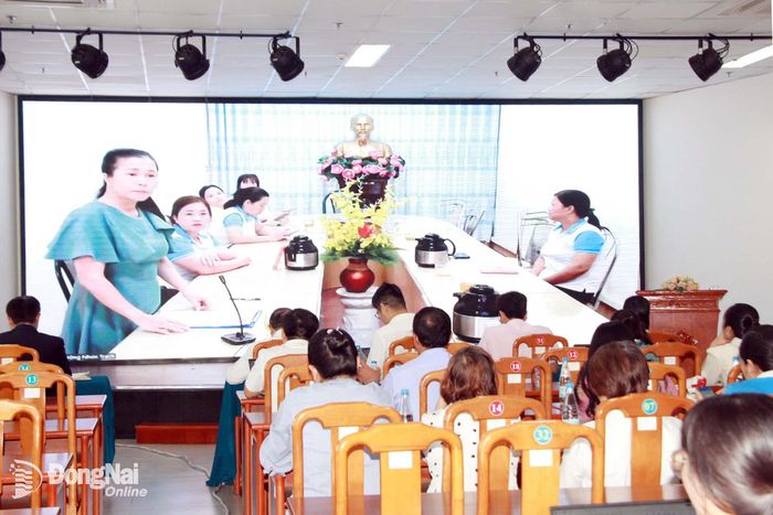 Đại diện phụ nữ khởi nghiệp tham luận tại điểm cầu trực tuyến. Ảnh: Nga Sơn