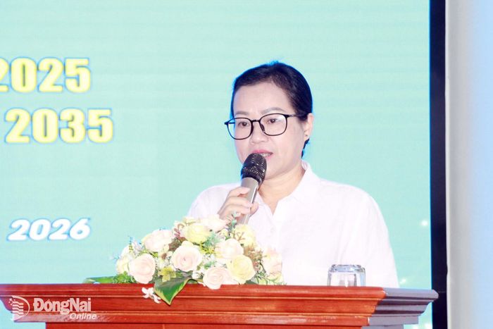 Bà Bùi Thị Hạnh, Phó Chủ tịch Hội Liên hiệp phụ nữ thành phố, Trưởng ban Công tác Phụ nữ thành phố phát biểu tại hội nghị. Ảnh: Nga Sơn