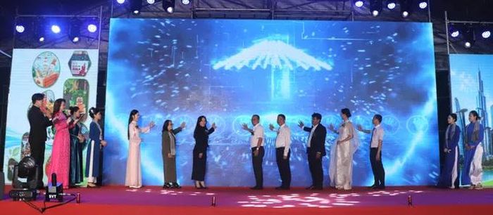 Các đại biểu nhấn nút khai mạc sự kiện Tuần lễ xúc tiến ngành công nghiệp thực phẩm năm 2026. Ảnh: QUANG VŨ