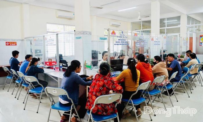 Công chức Trung tâm Phục vụ hành chính công xã Vĩnh Bình tiếp nhận và giải quyết các thủ tục hành chính cho người dân.
