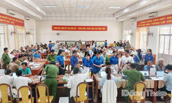 Người dân đến lấy mẫu sinh phẩm ADN tại phường Đạo Thạnh ngày 5-7.