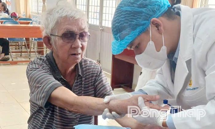 Người dân lấy mẫu sinh phẩm ADN sáng ngày 5-7.