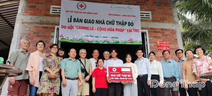Cán bộ, hội viên Hội Chữ thập đỏ tỉnh Đồng Tháp trao nhà Chữ thập đỏ cho hộ dân có hoàn cảnh khó khăn, góp phần giúp người dân an cư, ổn định cuộc sống.