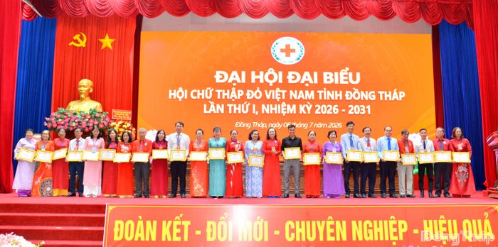 Đại hội tổ chức khen thưởng các tập thể, cá nhân tiêu biểu.