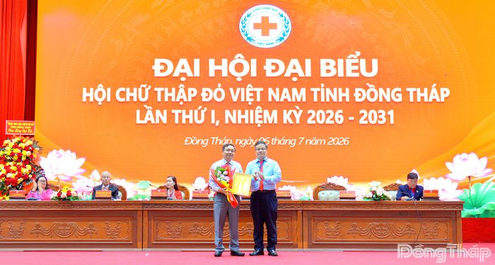 Đại hội suy tôn đồng chí Phan Văn Thắng, Phó Bí thư Thường trực Tỉnh ủy, Chủ tịch Ủy ban MTTQ Việt Nam tỉnh Đồng Tháp làm Chủ tịch Danh dự Hội Chữ thập đỏ tỉnh Đồng Tháp khóa I.