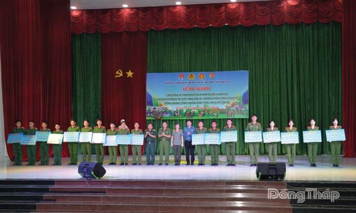Trao bảng tượng trưng các công trình, phần việc thanh niên năm 2026 cho đại diện các đội hình tình nguyện.