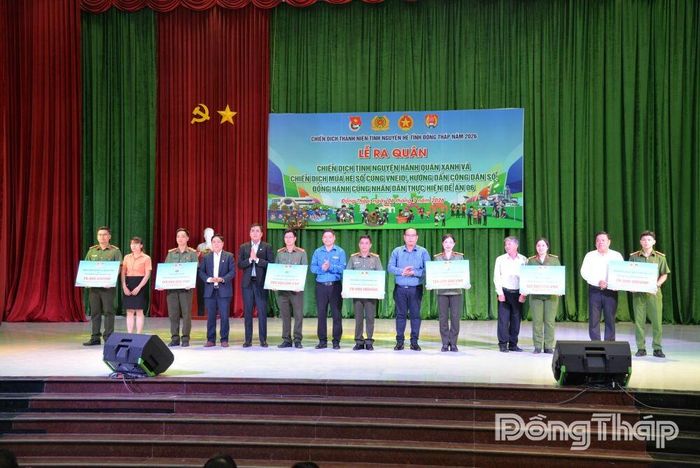 Ban Thanh niên Công an tỉnh nhận bảng tượng trưng nguồn lực hỗ trợ thực hiện các hoạt động trọng tâm của Chiến dịch.