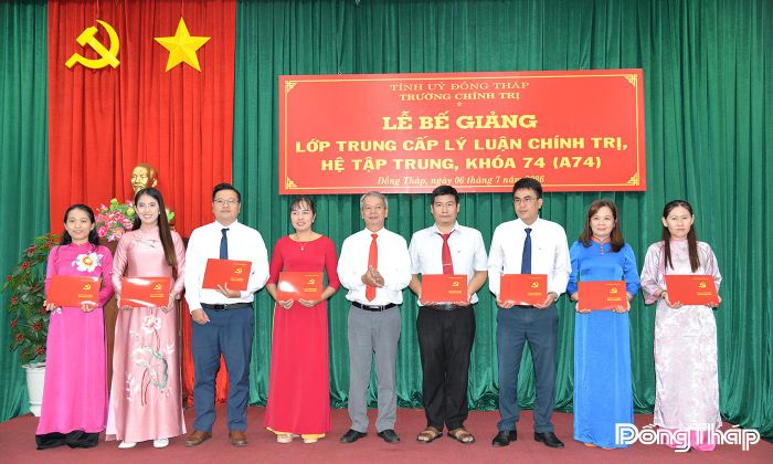 Hiệu trưởng Trường Chính trị tỉnh Nguyễn Phước Dũng trao Bằng tốt nghiệp cho các học viên.