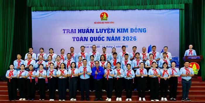  Trao thẻ trại sinh cho các tổng phụ trách đội tham gia trại huấn luyện. Ảnh: D.L 