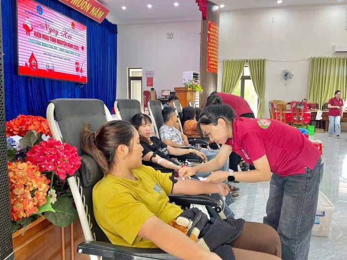 Đông đảo người dân cụm khu vực Phú Thiện tham gia hiến máu tình nguyện. Ảnh: Vũ Chi