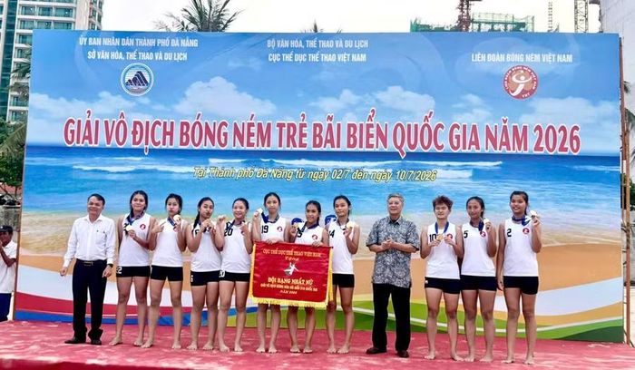 Đội tuyển bóng ném U18 nữ Gia Lai giành huy chương vàng tại Giải vô địch bóng ném trẻ bãi biển quốc gia 2026. Ảnh: ĐVCC