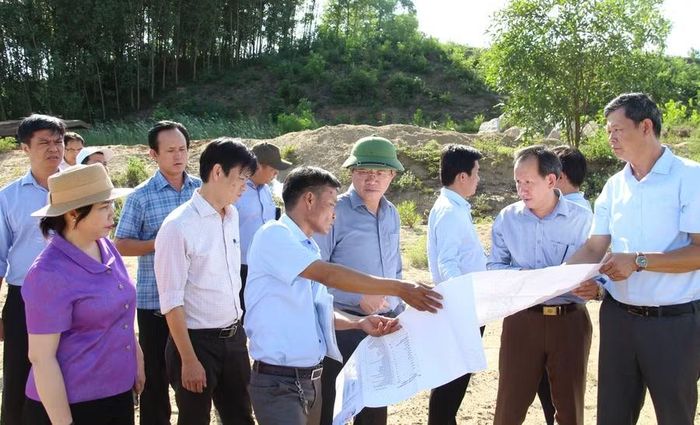 Chủ tịch UBND tỉnh Phạm Anh Tuấn (hàng đầu, thứ 2 từ trái sang) thị sát mỏ cát Quánh (xã Kim Sơn). Ảnh: T.L