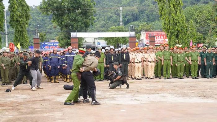 Lực lượng CAND trình diễn tình huống truy bắt tội phạm ma túy tại buổi ra quân cao điểm tuyên truyền, tấn công, trấn áp tội phạm về ma túy trên tuyến biên giới Việt Nam - Campuchia năm 2026.