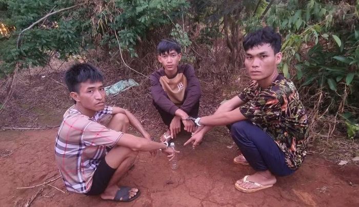Phát hiện nhóm 3 đối tượng Căn, Kăi, Xiêng tổ chức sử dụng ma túy từ nguồn tin báo của quần chúng Nhân dân.