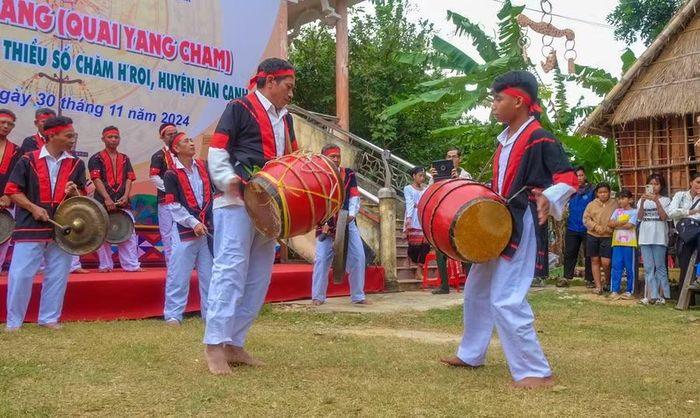  Có lớp trẻ theo học thì tiếng trống kơ-toang tiếp tục vang trong đời sống cộng đồng. Ảnh: Ngọc Nhuận 