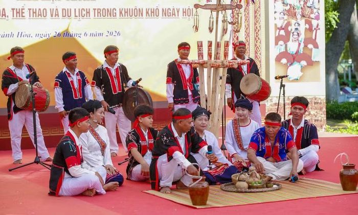  Đoàn nghệ nhân Chăm H’roi xã Vân Canh (tỉnh Gia Lai) tái hiện lễ cúng thần làng tại phần thi văn hóa trong Ngày hội Văn hóa dân tộc Chăm lần thứ VI. Ảnh: Thùy Giang 