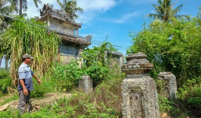  Ông Nguyễn Hữu Thục kể lại ký ức về ngôi đình An Lương khi còn nguyên vẹn trước khi bị thiên tai tàn phá. Ảnh: Ngọc Nhuận 