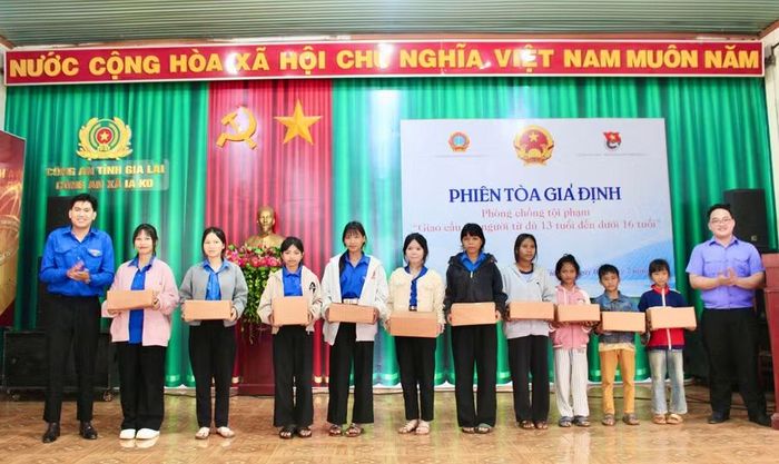  Ban Tổ chức trao 10 suất quà cho thiếu nhi có hoàn cảnh khó khăn tại 2 làng Dư Keo và Sur A (xã Ia Ko). Ảnh: Minh Chí 