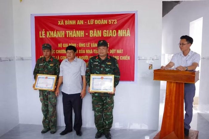  Xã Bình An khen thưởng lực lượng tham gia hỗ trợ các gia đình chính sách trên địa bàn xây dựng, sửa chữa nhà ở. Ảnh: D.T 