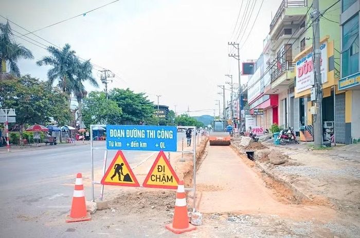  Nhà thầu đang triển khai thi công đường dẫn 2 đầu cầu, đảm bảo hoàn thành trước mùa mưa. Ảnh: M.P 