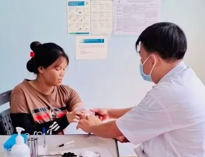 Nhân viên y tế lấy máu xét nghiệm tổng phân tích tế bào máu ngoại vi để sàng lọc trước sinh. Ảnh: T.L