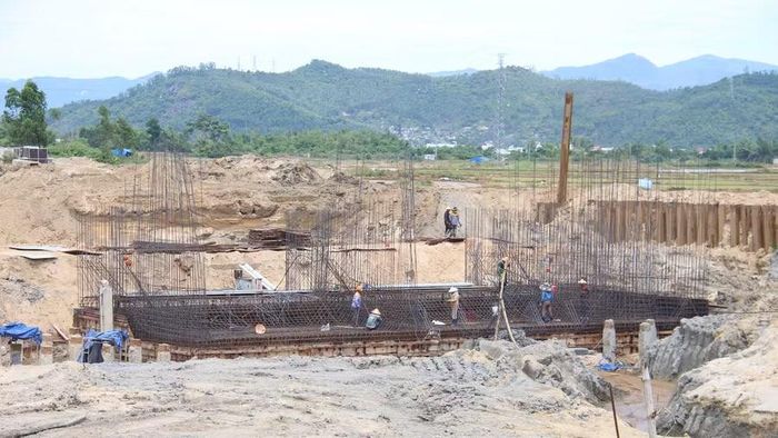  Đập dâng Cây Dừa (xã Tuy Phước) là một trong những công trình thủy lợi được đầu tư nhằm nâng cao năng lực cấp nước cho sản xuất và đời sống dân cư. Ảnh: TRỌNG LỢI 