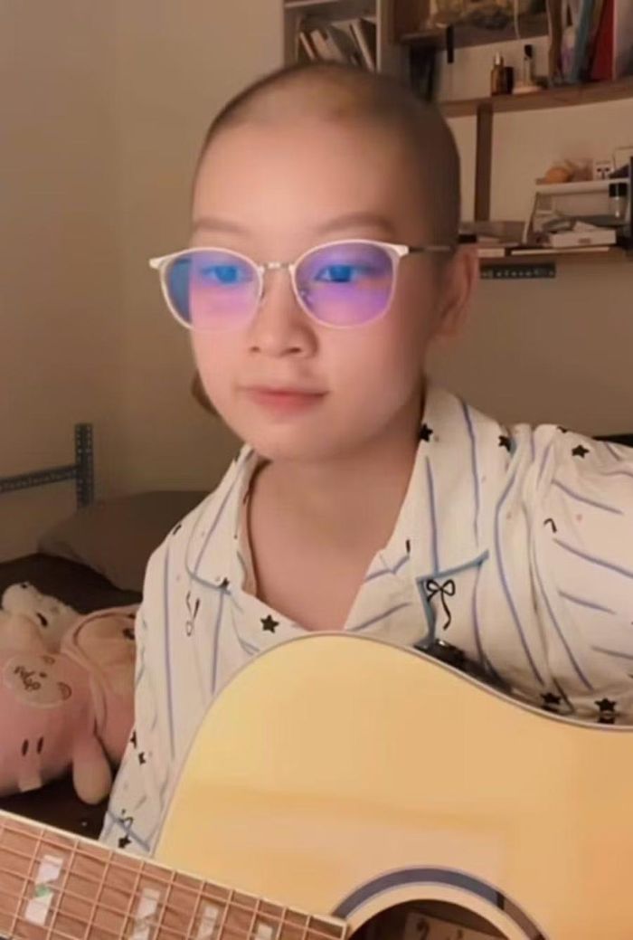 Ngay trong những ngày điều trị nhiều đau đớn, Quyên vẫn tự học chơi guitar, thổi sáo, đánh trống để tiếp thêm năng lượng cho chính mình.