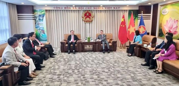  Quang cảnh buổi thăm, chào xã giao của đoàn công tác tỉnh Gia Lai tại Tổng Lãnh sự quán Việt Nam tại TP. Thượng Hải. Ảnh: Đoàn Bình 