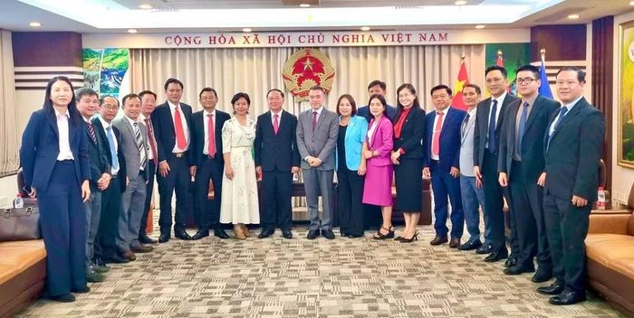 Các thành viên đoàn công tác tỉnh Gia Lai và Tổng Lãnh sự quán Việt Nam tại TP. Thượng Hải chụp ảnh lưu niệm. Ảnh: Đoàn Bình 