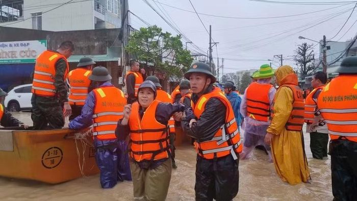 Chủ tịch UBND tỉnh yêu cầu các đơn vị, địa phương kiên quyết sơ tán dân khỏi khu vực nguy hiểm, có nguy cơ mất an toàn khi có bão mạnh, mưa lũ lớn. Ảnh minh họa: P.V