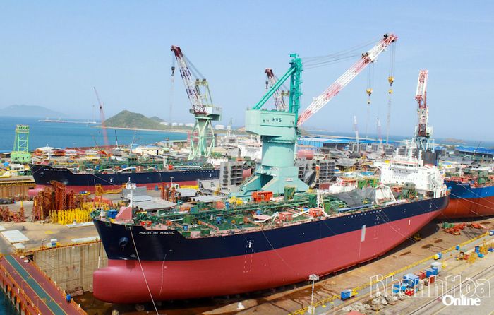 Một con tàu đang trong quá trình hoàn thiện các hạng mục để hạ thủy tại Công ty TNHH Đóng tàu HD Hyundai Việt Nam.