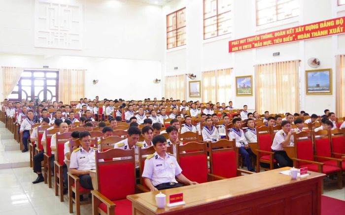 Các cán bộ, chiến sĩ tham dự lễ phát động.