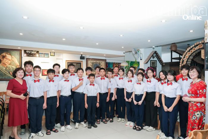 Các học sinh tham gia khóa học “Một tháng tập làm quản lý nhà hàng”.