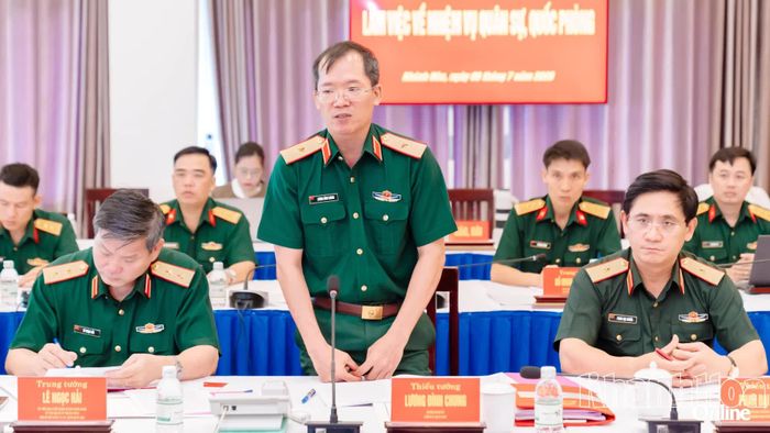 Thiếu tướng Lương Đình Chung phát biểu tại buổi làm việc.