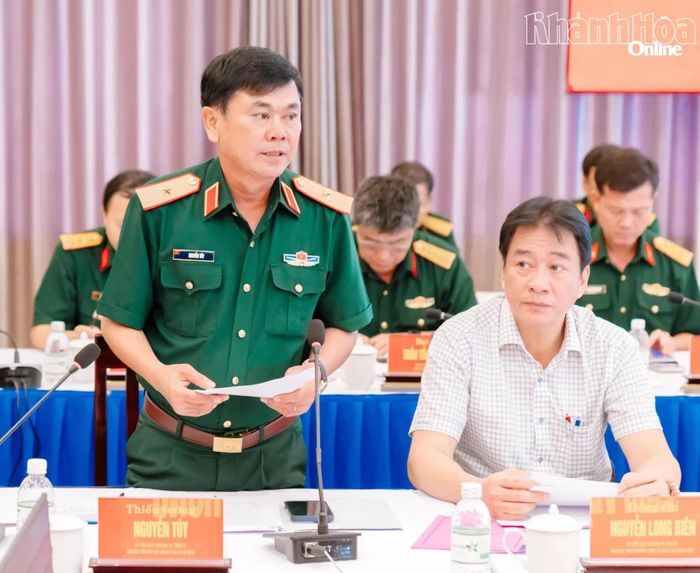 Thiếu tướng Nguyễn Túy - Ủy viên Ban Thường vụ Tỉnh ủy, Chỉ huy trưởng Bộ Chỉ huy Quân sự tỉnh Khánh Hòa phát biểu tại buổi làm việc.