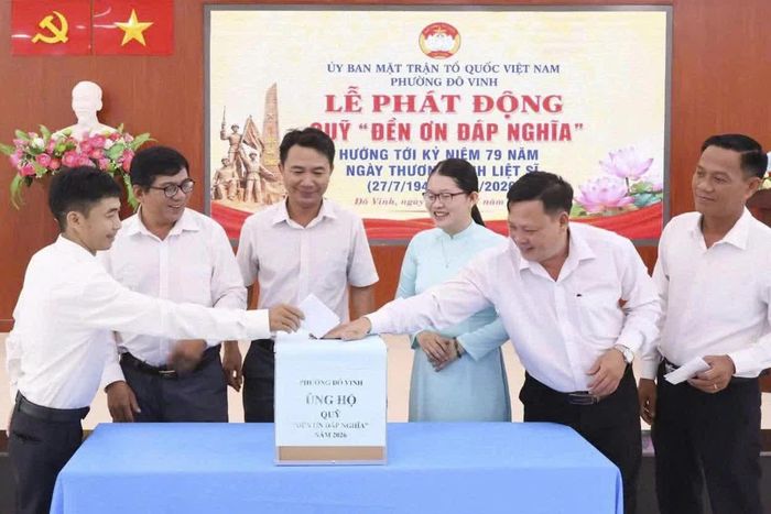 Cán bộ, công chức, viên chức, người lao động các cơ quan, đơn vị tham gia ủng hộ.
