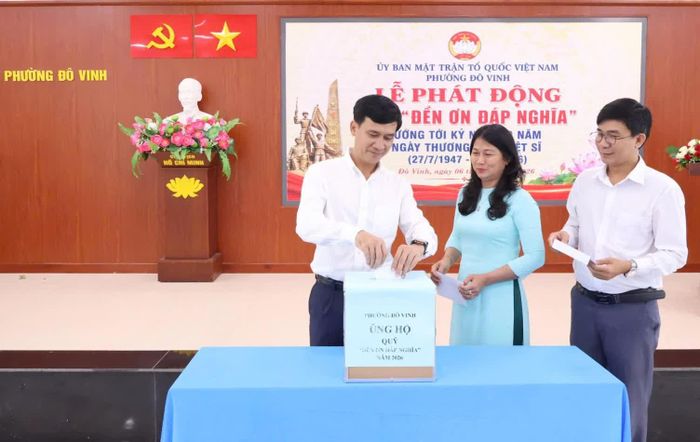 Lãnh đạo phường Đô Vinh tham gia ủng hộ Quỹ “Đền ơn đáp nghĩa”.