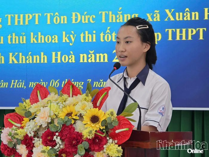 Em Phan Nguyễn Ngọc Hân phát biểu tại buổi lễ. 