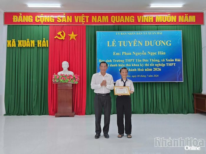 Lãnh đạo xã Xuân Hải trao giấy khen cho em Phan Nguyễn Ngọc Hân.