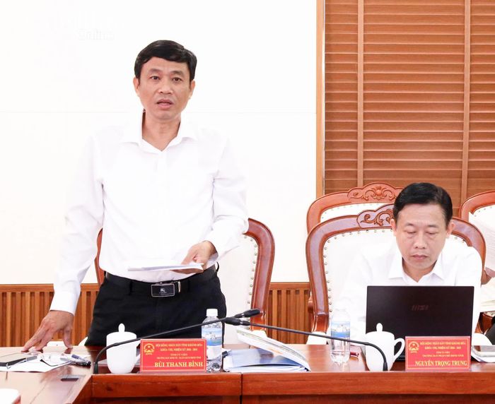 Lãnh đạo Ban Kinh tế - Ngân sách HĐND tỉnh phát biểu tại phiên họp.