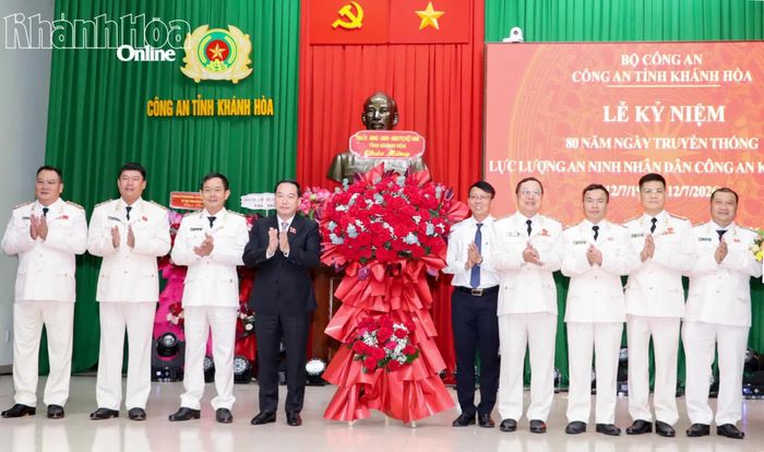 Các đồng chí: Hồ Xuân Trường, Nguyễn Thanh Hà tặng hoa chúc mừng Công an tỉnh Khánh Hòa.