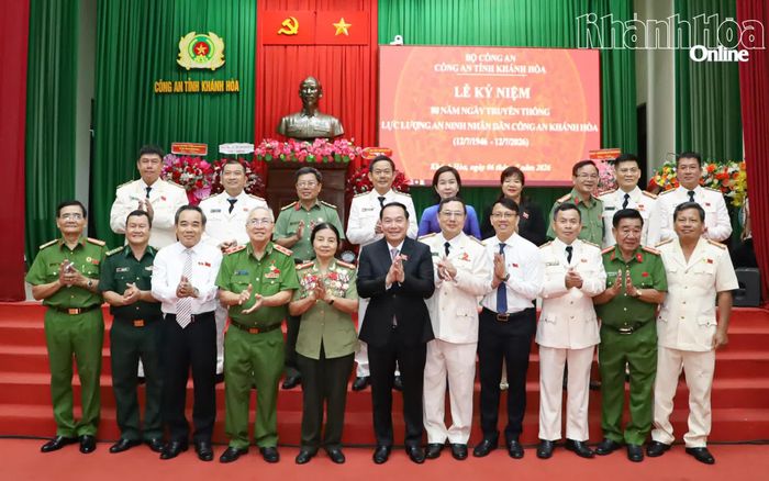 Đồng chí Hồ Xuân Trường và các đại biểu chụp hình lưu niệm với lãnh đạo và nguyên lãnh đạo Công an tỉnh qua các thời kỳ.